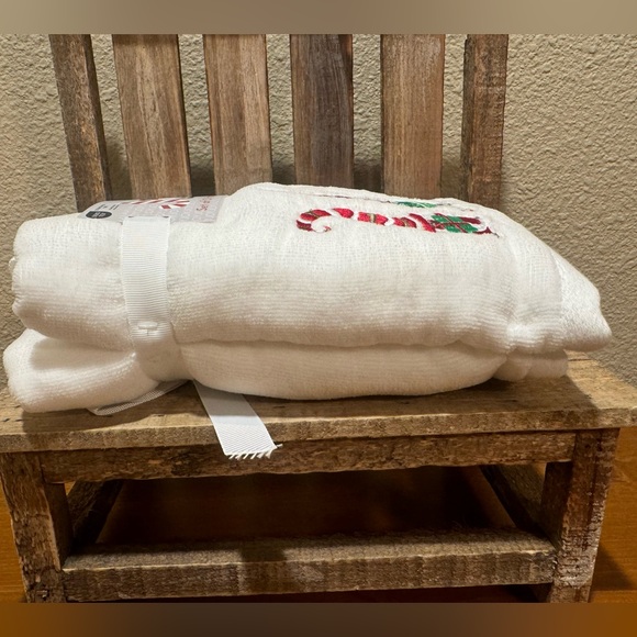 Christmas Gnome Bathroom Hand Towels Set Of 2, Gnomes Holding Christmas Presents - Picture 7 of 9